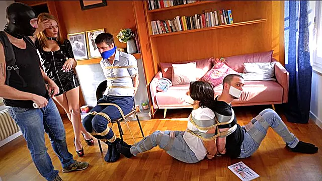 Za Parawanem, Wiązanie I Kneblowanie, Bondage Taśma, Zwiazane Sznurem, Wspólny Sex Pary, Zakneblowane Taśmą
