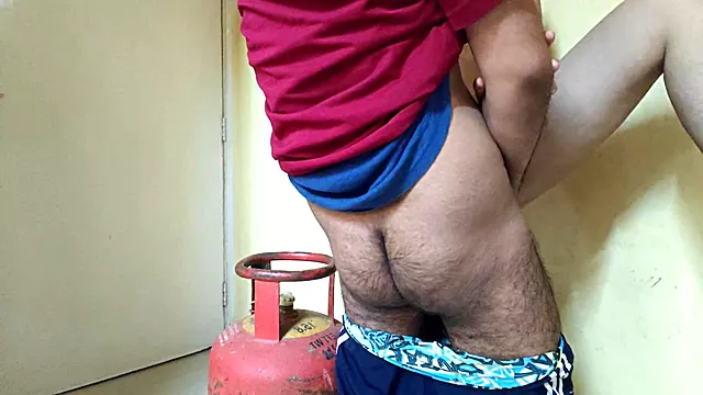 Gas Delivery Boy Se Chudai Karwai