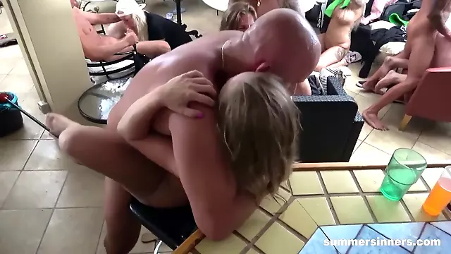 Babe Sise, Babe Pisaju, Velike Sise Ipicke, Velike Sise, Orgije Sa Velikim Kurcem, Grupni Sise