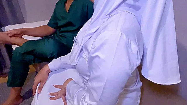 Arap, Amatör Güzeller, Sulu Am, Çok Güzel Ve Sevimli, Kadın, Utanğac Türbanlı, Nurse In Hospital Can't Resist Patients 8Of8 Censored Ctoan