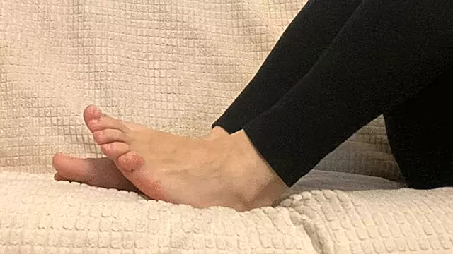 Jerk Off at My Feet While I Ignore You