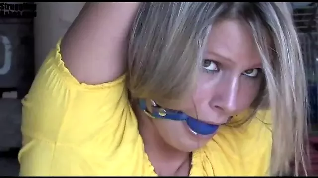 Amarrada Amordaçada, Bondage Loiro, Loira Rapada, Loira Salto Alto, Bondage Saltos Altos, Bolas Amarradas