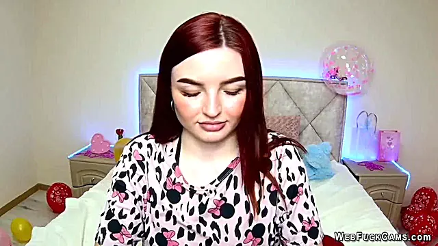 Hot redhead amateur babe on webcam