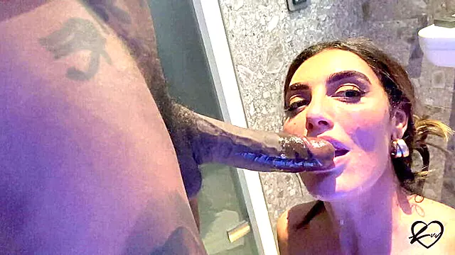 Velká Prsa Milf, Prsata Brunetka, Prsate Cernovlasky, Stříkání Do Kundy, Příliš Hluboko, Hluboke Kundy