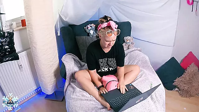 Amateur BBW Nerd Turns Into Sex Mad Vampire - Big Ass Doggy Fucking & Cumshot Blowjob
