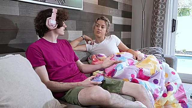 Tight stepsister wants her gamer bro to screw her up