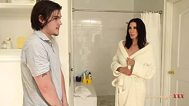 Velke Prsia V Sprche, Babičky A Velke Penisi, My Caught Me In The Shower, Pristihnuty Starou Mamou