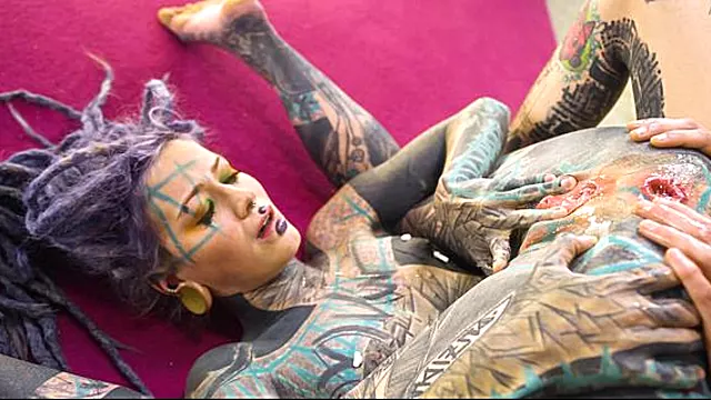 Dirty Dreaz featuring Anuskatzz's anal fisting scene