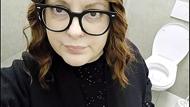 O Rupe In Pizda, Piss Humilliation, Umilire In Toaleta, Pizde Cum Se Pise, Pisat In Pubblico