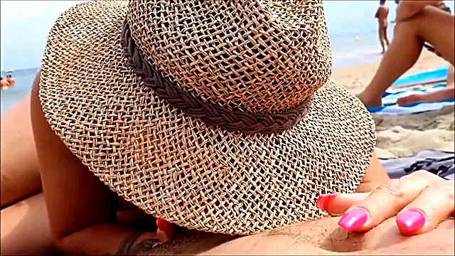 ma femme me suce sur la plage naturiste