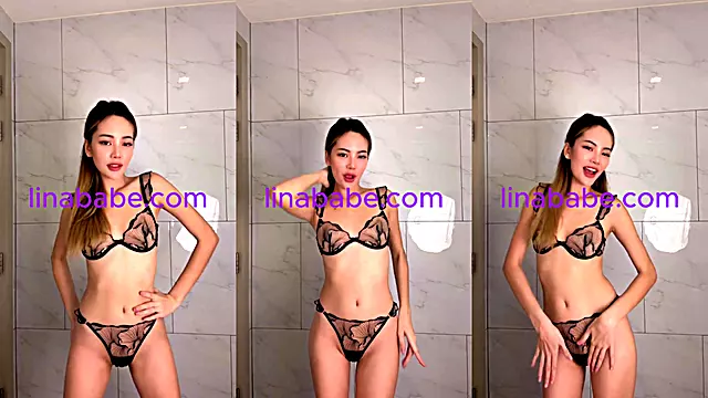 Pretty Naked Babe Makes Her Booty Shake Alone For You