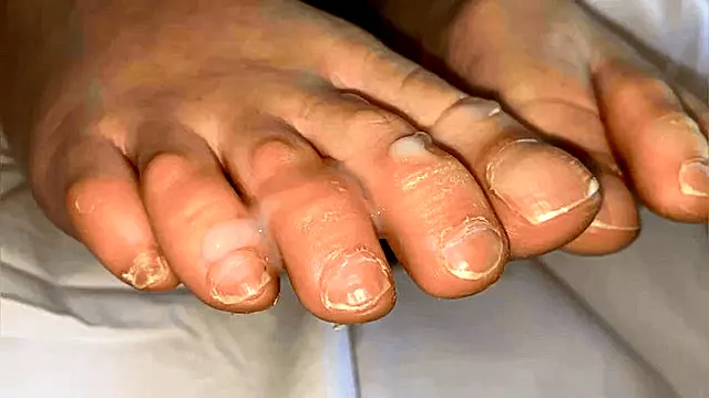 JERK OVER BARE NICOLES TOES - HD