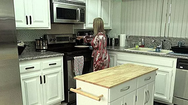 Quinn Waters - Stepson Dominates His Hot, Blonde Stepmom In Kitchen 4k