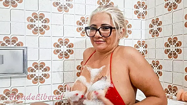 Sticking Dildos in Her Pussy and Pissing