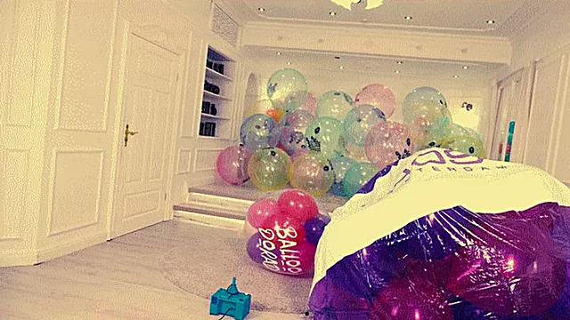 JJ pops a lot of balloons inside the XXL Shosu Beachball HD Version