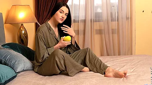 18 Sólo Masturbují, Teen Prsty V Zadku, Prsate Cernovlasky, Honění Vlasama, Chlupat Hol I Ky Solo