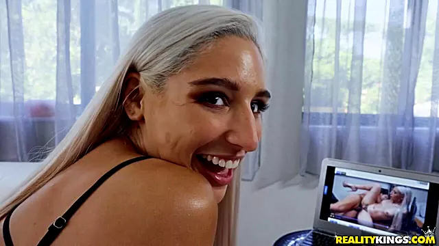 Abella Danger Ayak Yalsma, Amatör Götten, Amatör Cowgirl, Amatör Göğüs, Derin Boğaz Sakso