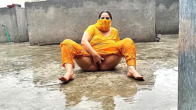 Pakistani Stepmom Enjoy The Rain