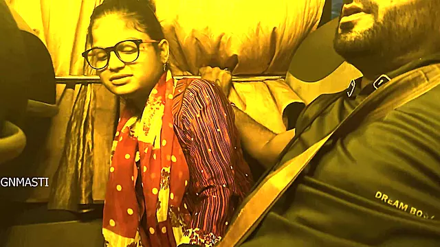 Indian Desi Lovers Start Full Hard Hindi Sex Video Inside the Bus