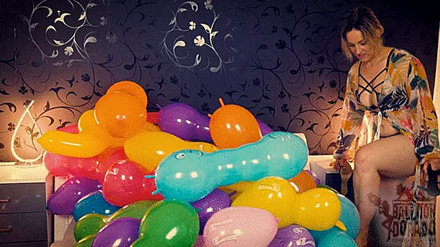 Maria Bite, Nail and Heel pops a lot of small figurine Balloons 4K UHD Version