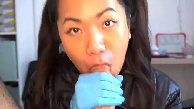 brnal et pip avec des gants