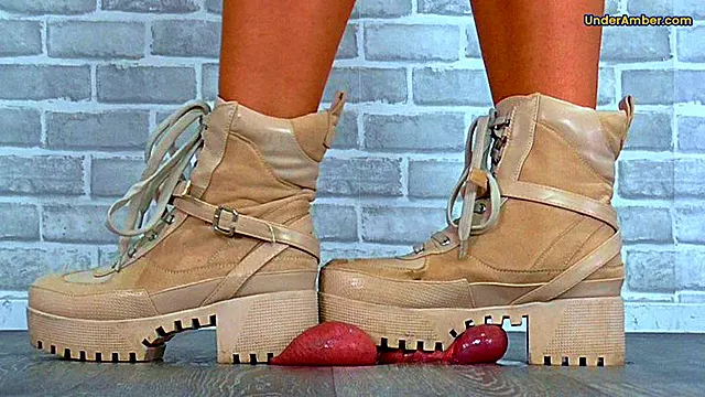 Zgniatanie Jąder, Kulki Fetysz, Deptanie Jąder, Butami Po Jajach, Buty Fetysz, Penis W Bucie