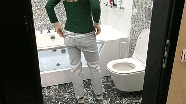 I've just come back from the restaurant, and I really need to go to the toilet MP4 FULL HD 1080p