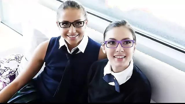 Tetas Morenas, Tetonas Naturales, Lesbianas Con Gafas, Trios En Tacones, Corridas Femeninas Maduritas Milfs