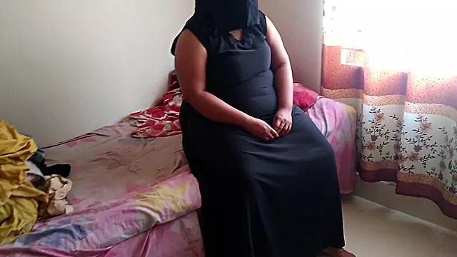 Desi Muslim Fucked by Stepson When She Was Alone in Bed