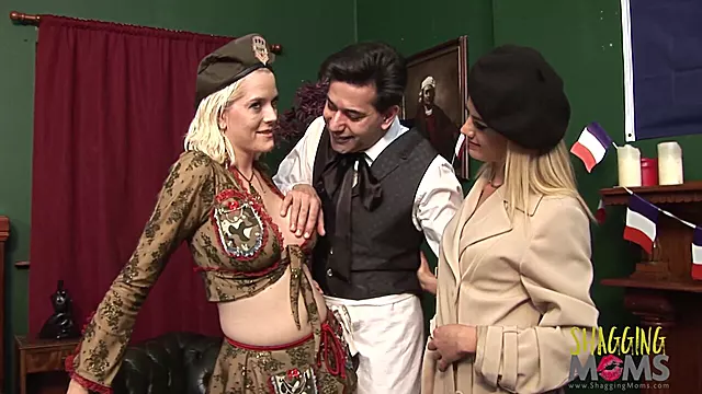 Cosplay Blond, Reife Blonde, Strümpfe Cougar, Firsting Bei Mutter, Kniestrümpfe, Mutter Nicht Zuhause