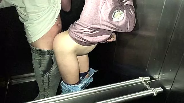Busty Amatør, Amatør Bryster, Stor Pik Milf, Milf Med Store Juggs, Pik Imellem Patter, Stor Røv Milf