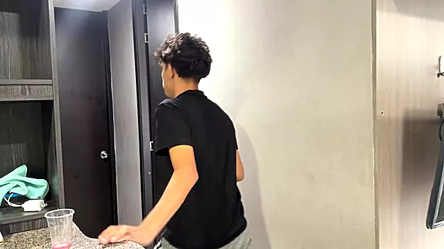 Descubro a mi hermanastra teniendo relaciones con mi novia y terminamos haciendo un rico trio de squirt con sexo apasionado.