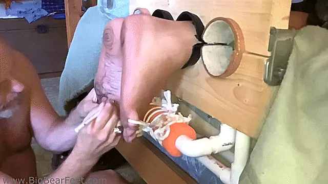 Footnotes 2026 from the side - writing on the feet with a pen
