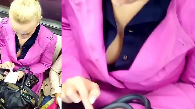 Blonde downblouse dramatico