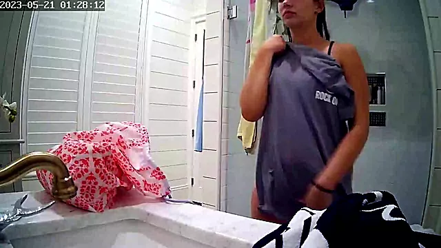 Amateur Salle De Bain, Amateur Brune, Camera Cachée Amateur, Brunette Salle De Bains, Brune Gros Seins