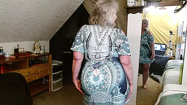 Plave Hlače, Prelepo Telo, Plavokoce, Žena S Oba Polna Organa, Mamare Solo, Dlakave Matorke