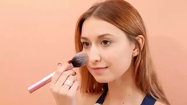 Koureni Zblizka, Nohy, Blondýna I Leginách, Prsatá Blondýnka, Mladé Nohy, Teen Blond Velky Kozy
