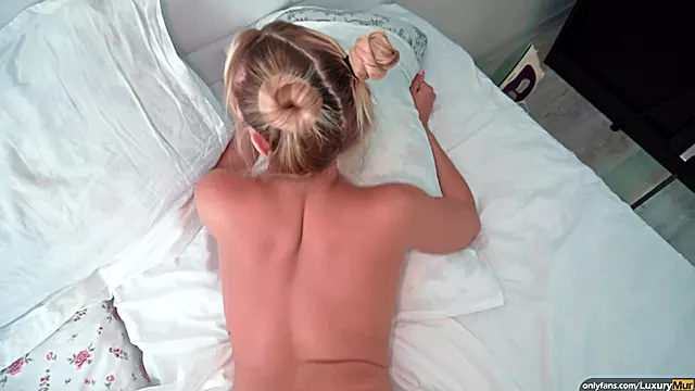 ساک زدن اماتور, دهنی بور, داگی با بلوند, بلوند, زوج جوان, ساك زدن زوج, لوسیون صورت, کم سن, زوج پیر و جوان