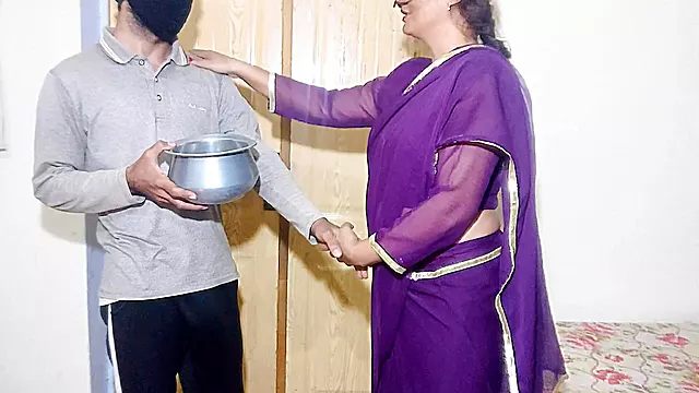 Pakistani Hot MILF the Milkman for Hard Sex and Milkman Had Great Sex Hindi Audio