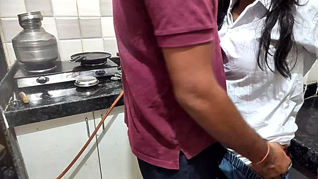 Desi Collage Akar Kitcen Me Kam Rahi Thi Tabhi Uska BF Ne Akar Chut Choda