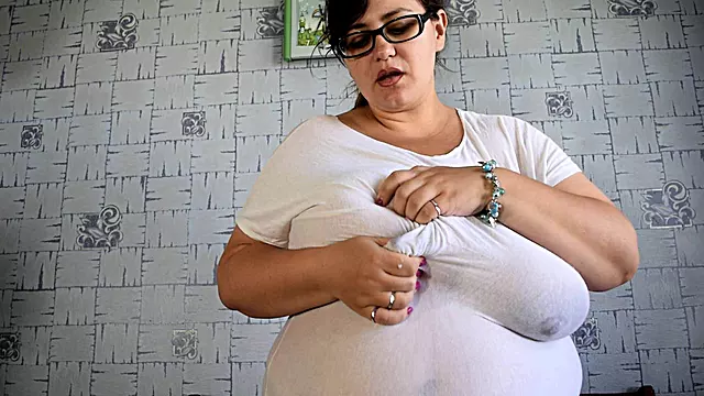 Riesige Brüste Amateur, Milch Amateur, Dicke Titten, Euter, Dicke Titten Mit Milch, Milchtitten