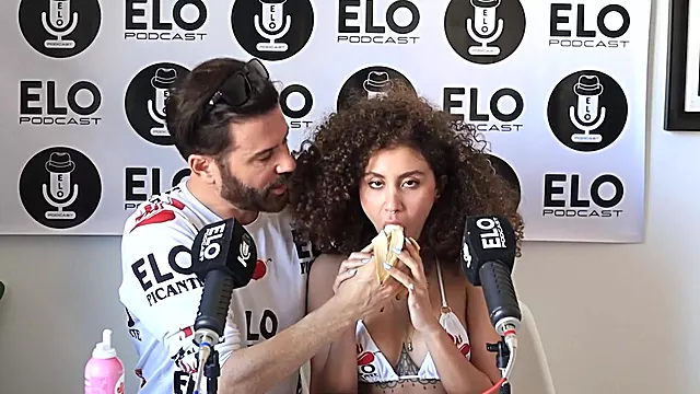 Beatrice Segreti se come toda la banana con cremita