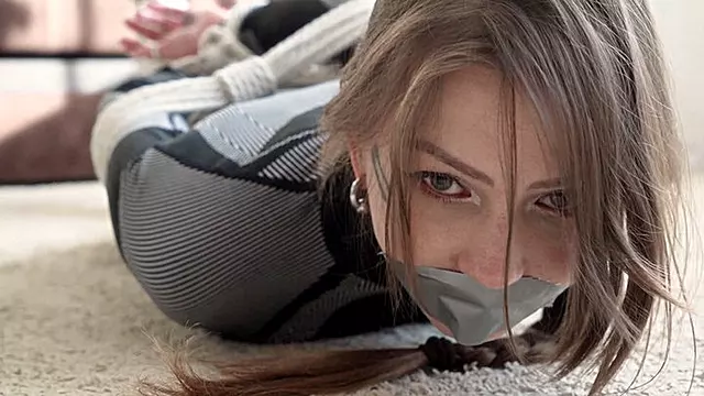 Gefesselt, Gefesselte Männer, Goodess Dominating, Male Domimation, Panzertape, Nacked Attract
