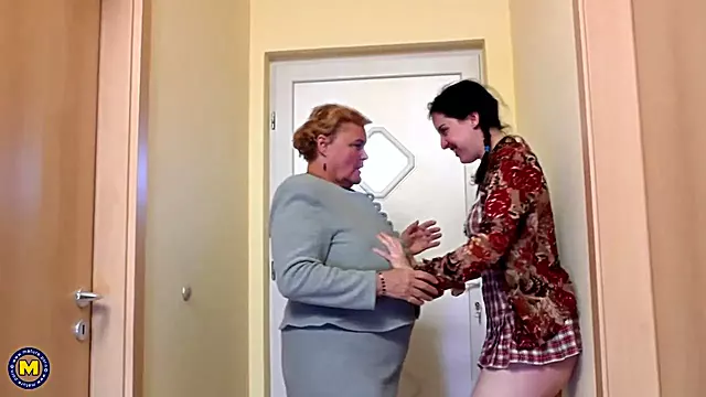 Mature Tranne, Divertenti Lesbiche, Lesbiche Mature, Lesbiche Sexy, Lesbiche, Lesbiche Vecchie