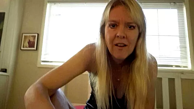 Step-Mom Jamie Foster Takes Young Cock Deep in Her Hole - Blowjob & Creampie