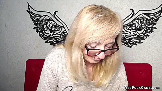 Amateur mature lady on webcam