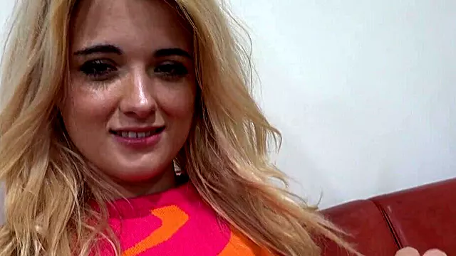 Natural hottie gets fingered and hen fucked in POV