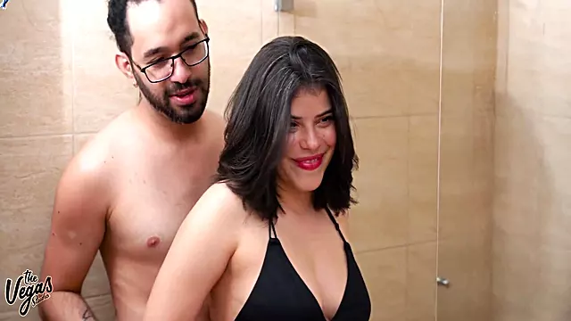 Amateur Throat, Milf Amateur Fickt, Euter, Latina Große Brüste, Latina Busen, Vollbusige Milf