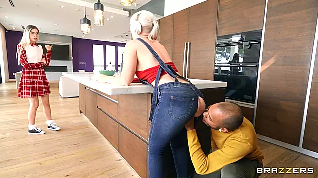 Milfs A Cernoch, Černoši Vystřiky, Černoch Líže, Prsatá Mamina, Penis V Puse, Ze Zadku Do Pusy