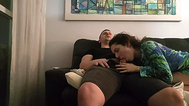 Novinha Safada In Do Tinder Flagrada Sentando Gostoso E Engolindo Porra Enquanto Assistia Um Filme